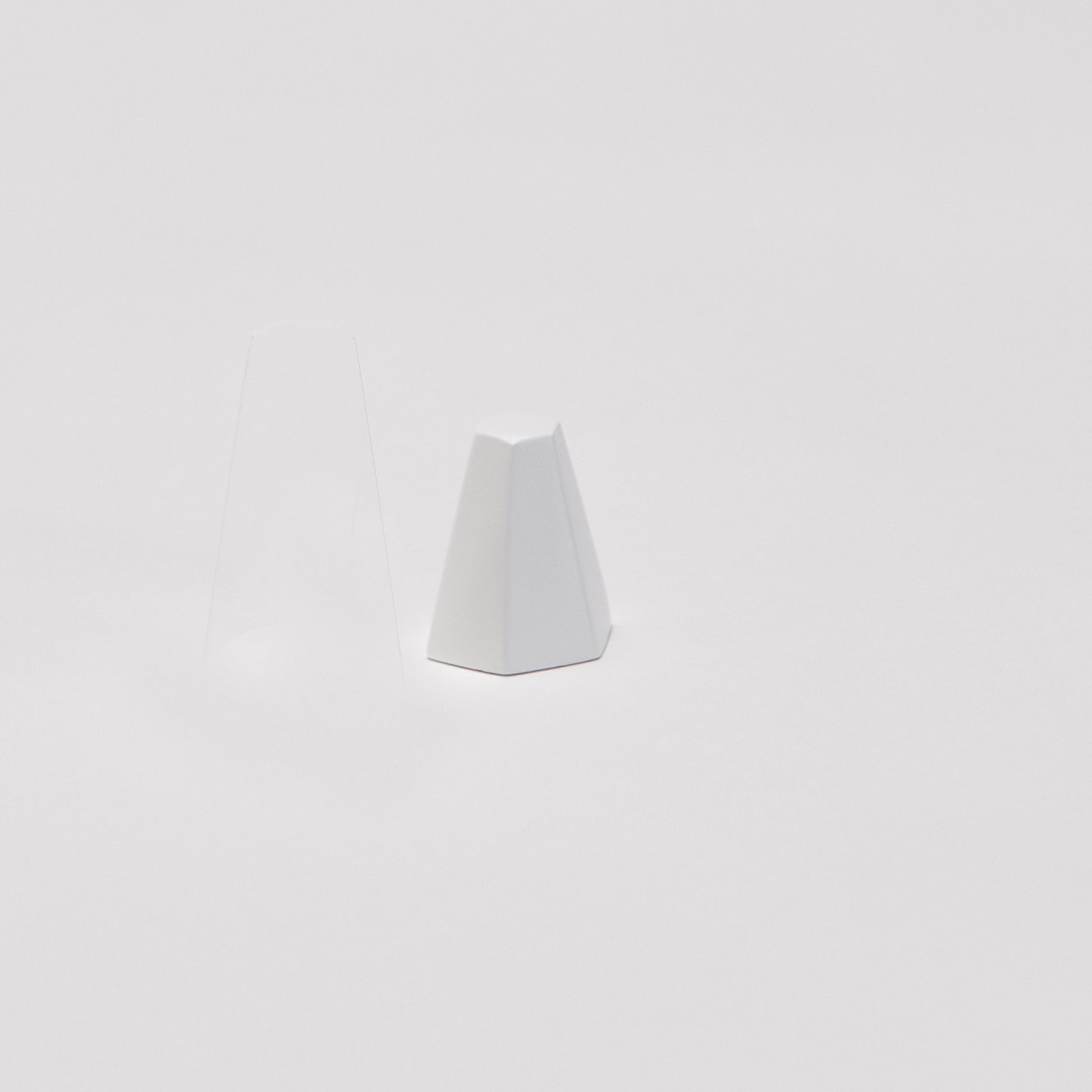 891aac9a-9ce4-41d9-a655-f6c5526af849/hexagonal-ring-display-set-white-main-1_-s.jpg