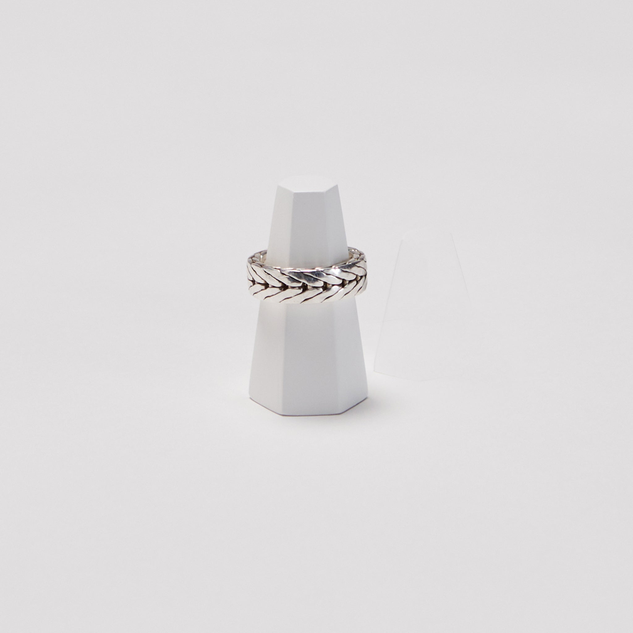 9a09532e-f573-40a8-a8cb-d1c3ae58a0cd/hexagonal-ring-display-set-white-main-l.jpg